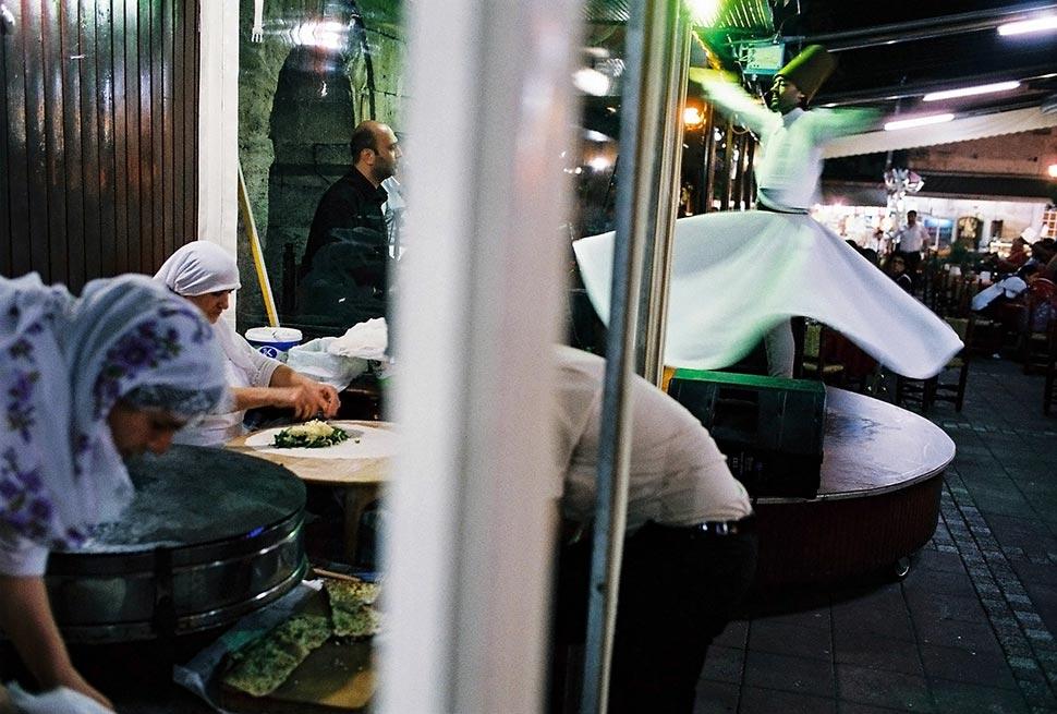 V turistickej časti Istanbulu môže človek často vidieť tradičné tance, napríklad derviš.