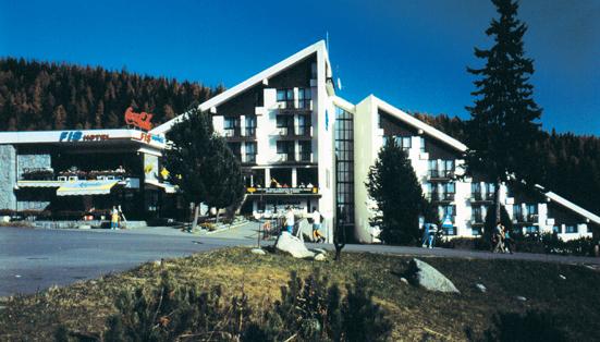 Hotel FIS v Štrbskom plese tvarovo zapadol do horskej krajiny. 