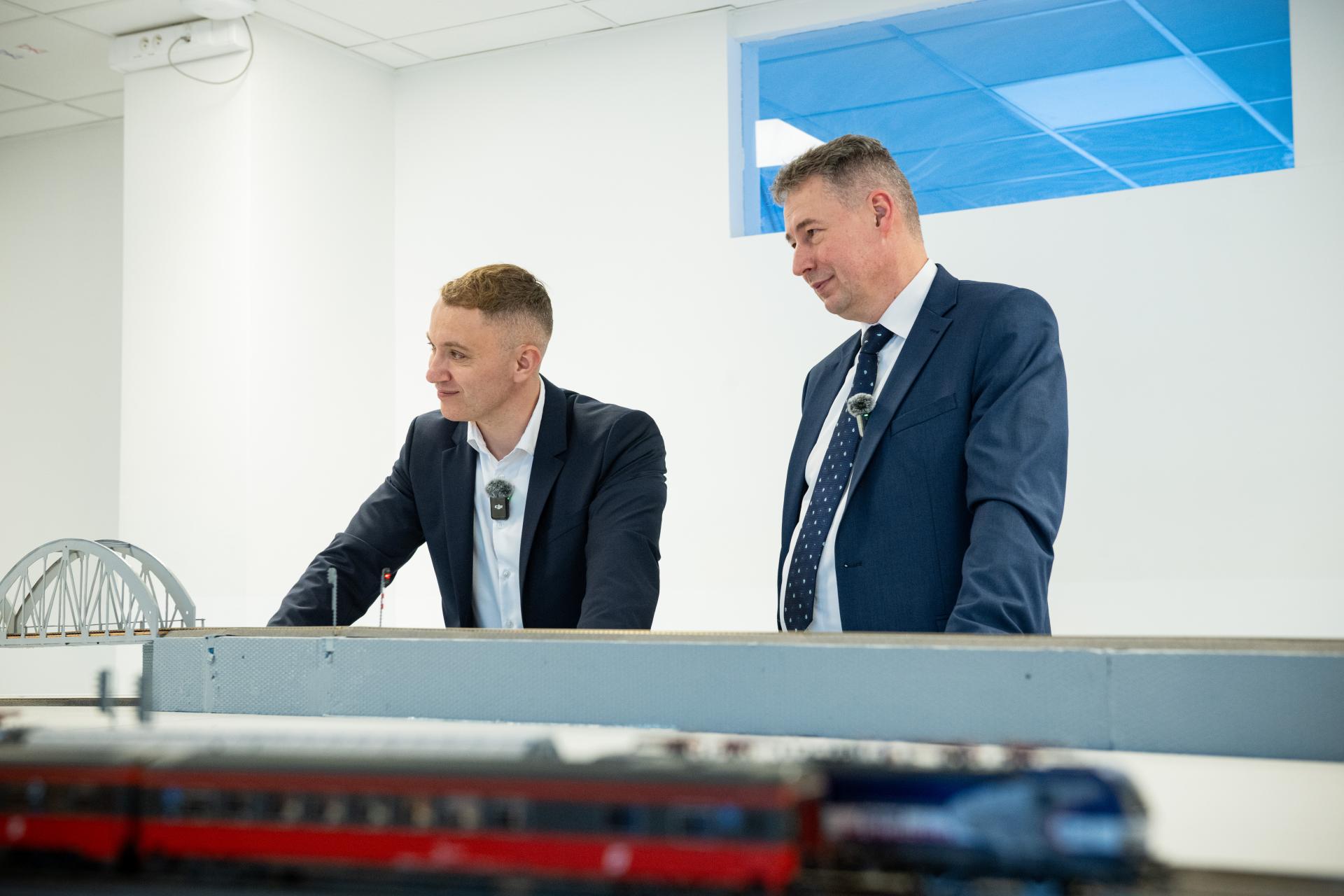 Dekan Fakulty PEDAS UNIZA prof. Ing. Miloš Poliak, PhD. a prezident Žilina Innovation Valley Ing. Martin Kapitulík spečatili spoluprácu symbolicky pred budovou Žilinskej univerzity