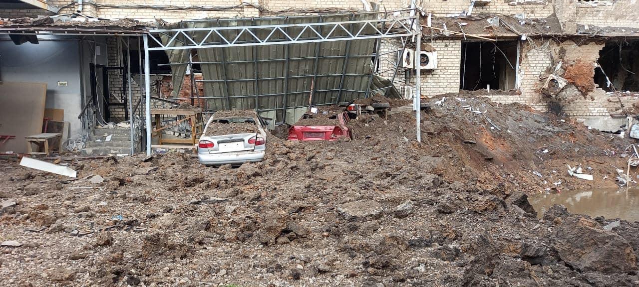 Kramatorsk, Donecká oblasť na východe Ukrajiny: zbombardovaný hotel a jeho okolie (3).