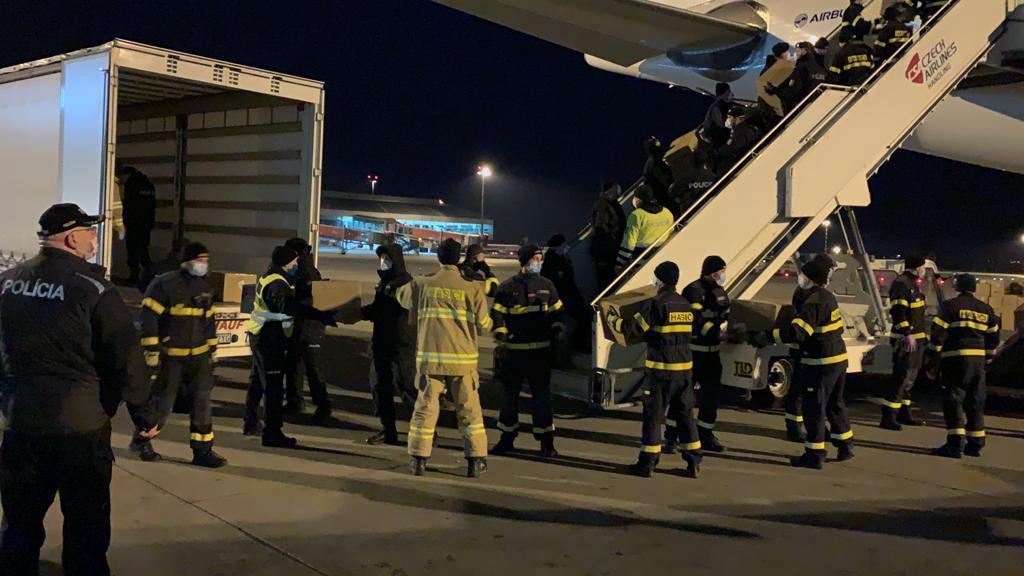 Vykladanie dodávky 2 miliónov jednorazových ochranných rúšok