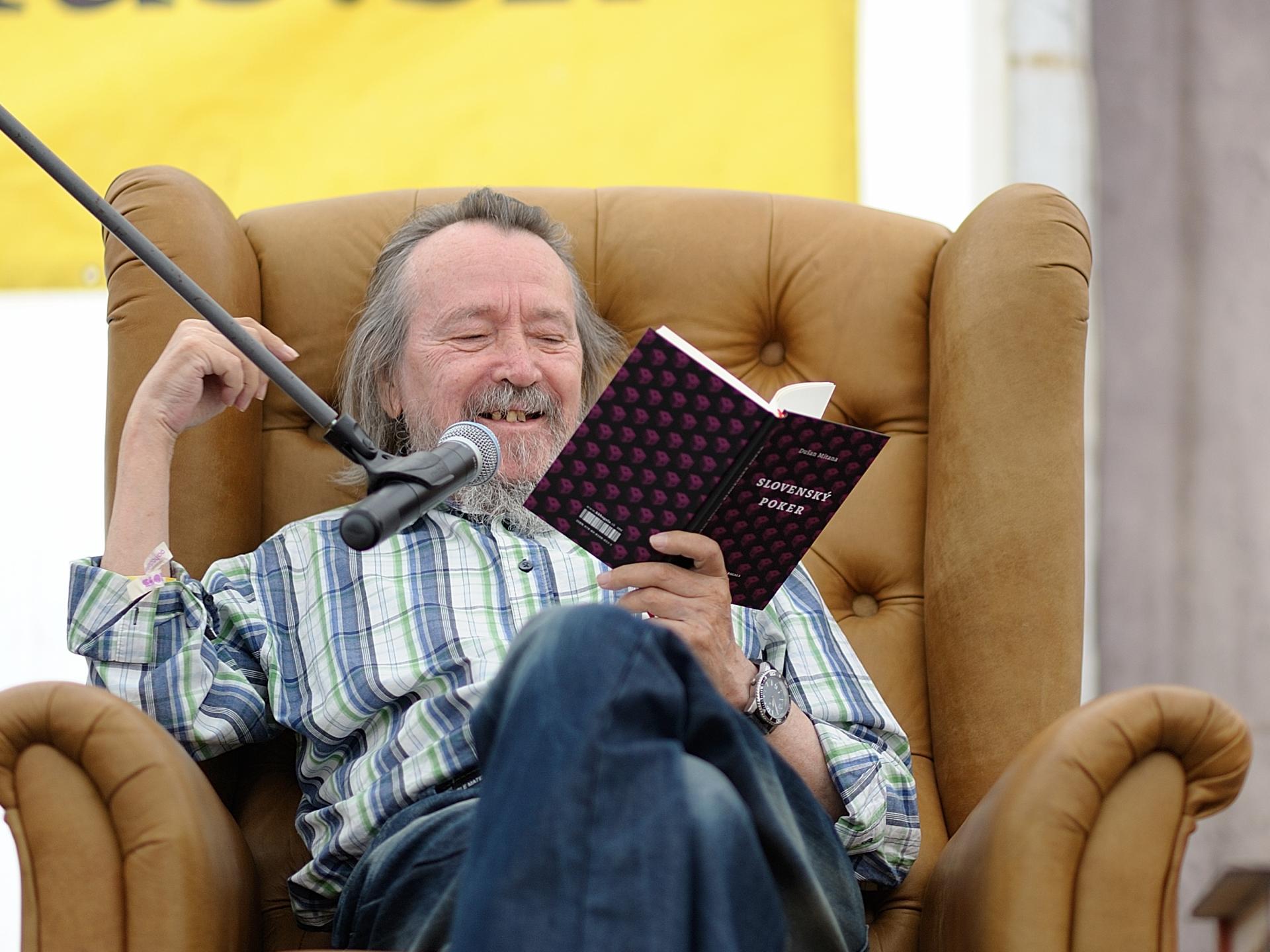 Slovenský spisovateľ Dušan Mitana počas autorského čítania na letnom hudobnom festivale Bažant Pohoda 2015 na letisku v Trenčíne.