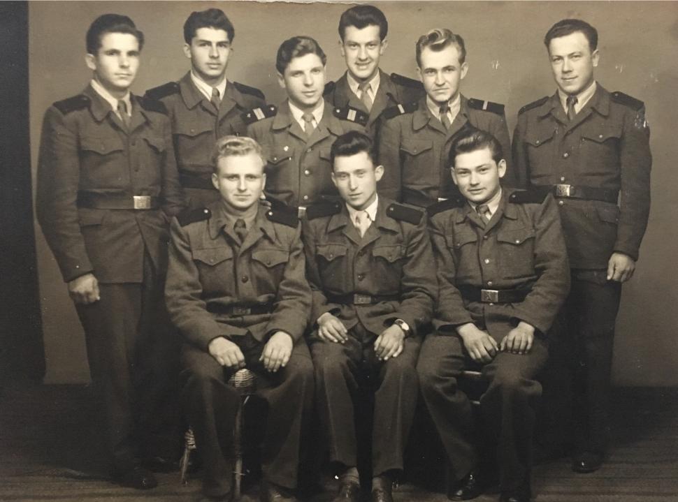 Chlapci počas vojenčiny v PTP. Ondrej Malček vľavo dole.