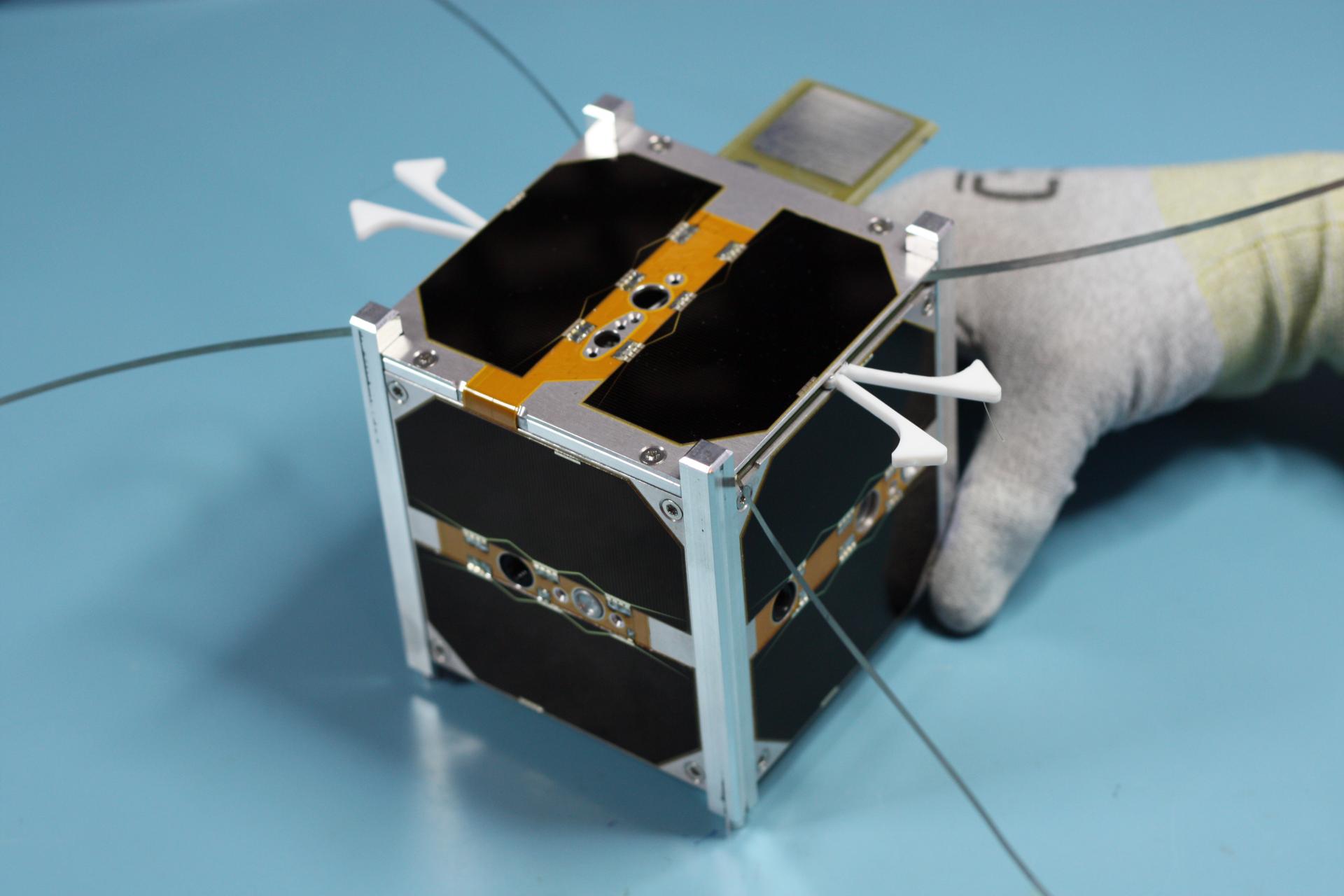 Prvá slovenská družica skCUBE, ktorú pred viac ako rokom vyslali do vesmíru.