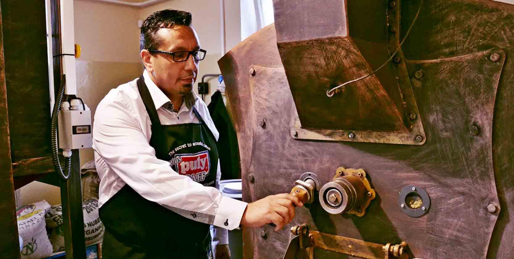 OLDŘICH HOLIŠ ZASVÄTIL SVOJ ŽIVOT KÁVE, KTORÁ HO DOTERAZ INŠPIRUJE.