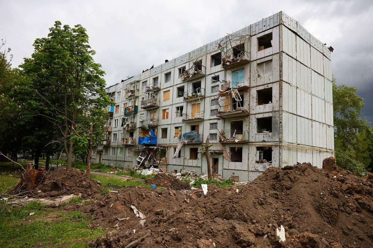 Zbombardovaný dom aj jeho okolie neďaleko Charkova