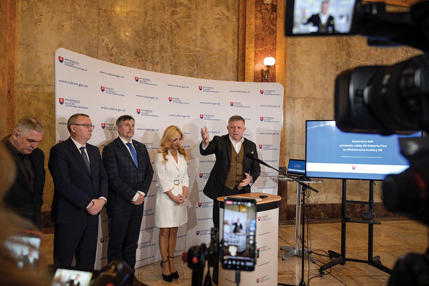 22. apríl 2024, Bratislava: Premiér Robert Fico a ministerka kultúry Martina Šimkovičová počas kontrolného dňa na ministerstve kultúry. Súčasná vláda robí všetky kroky pre úplné zničenie slobodnej kultúry.