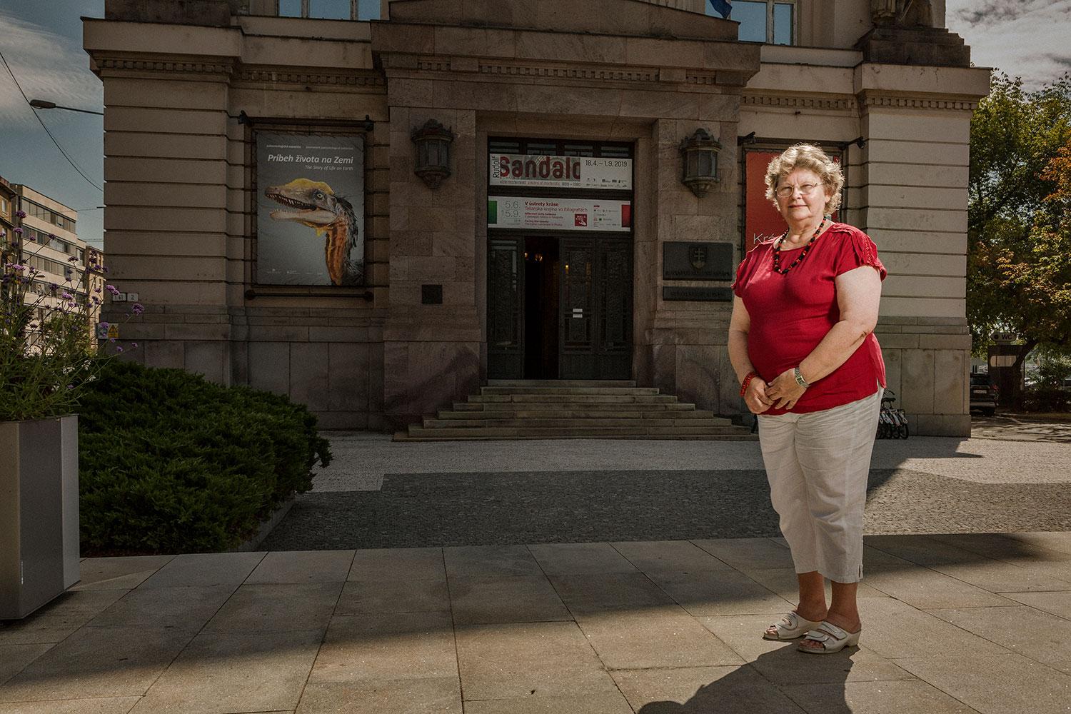 Námestníčka generálneho riaditeľa Slovenského národného múzea v Bratislave Gabriela Podušelová pred budovou ich Prírodovedného múzea. Hoci táto budova dnes už nevyhovuje potrebám moderných múzeí, na tomto mieste sa dnes nachádza až 2,5 milióna zbierkových predmetov.