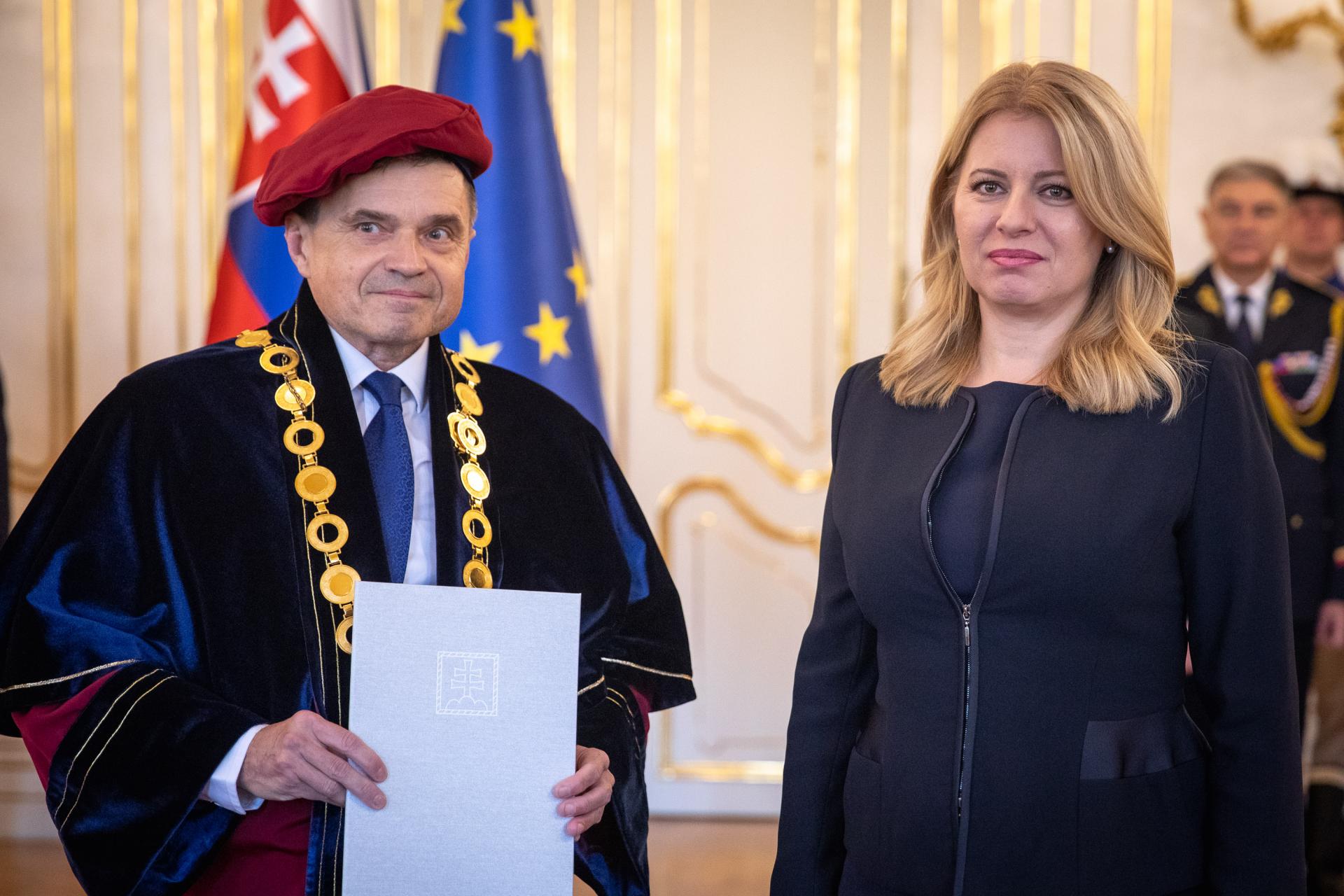 Novovymenovaný rektor Vysokej školy Danubius v Sládkovičove Peter Plavčan a prezidentka SR Zuzana Čaputová počas vymenovania rektorov vysokých škôl prezidentkou SR v Prezidentskom paláci. Bratislava 14. november 2022