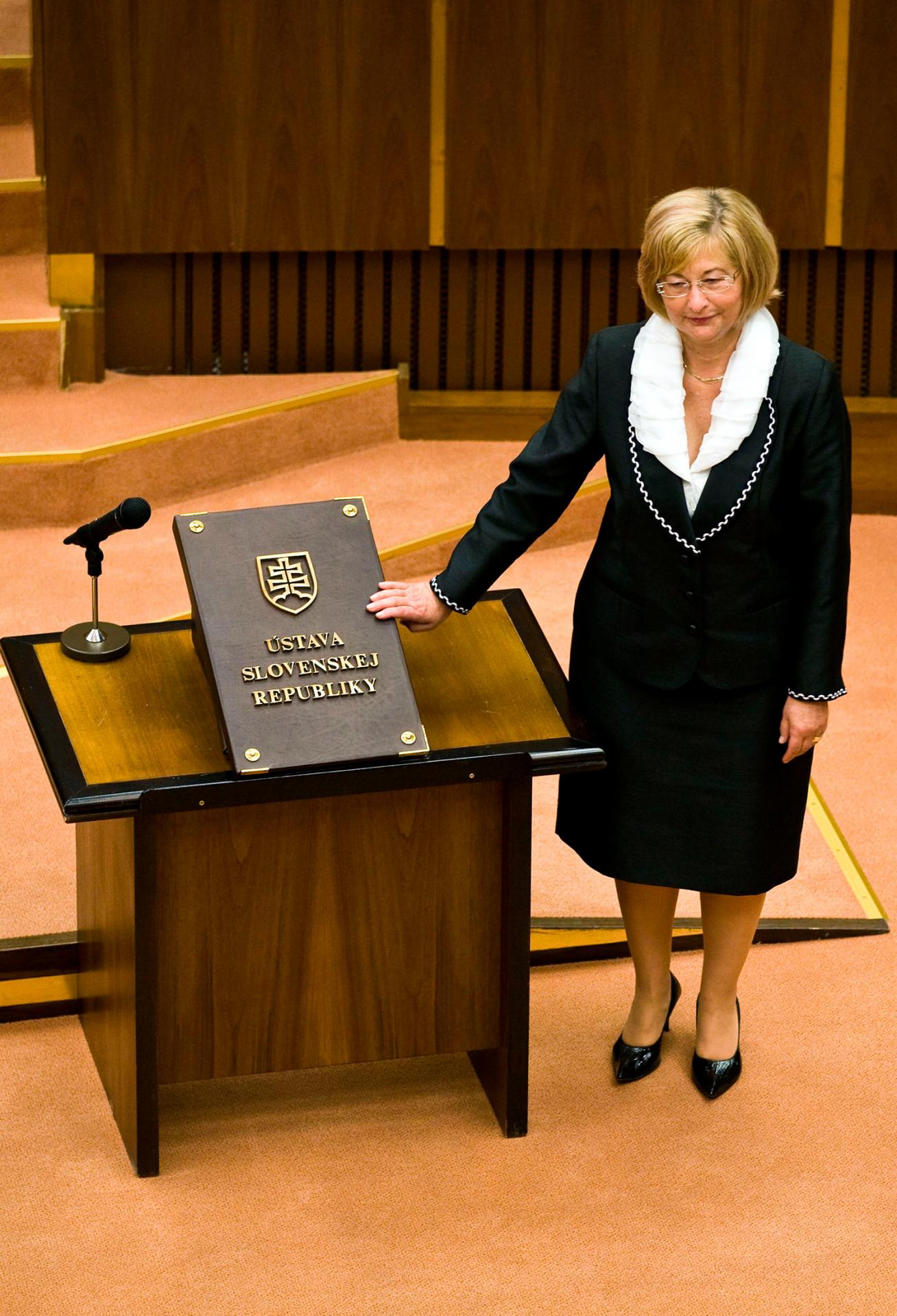 8. júl 2010 Bratislava: Ľubica Rošková skladá poslanecký sľub na ustanovujúcej schôdzi Národnej rady.