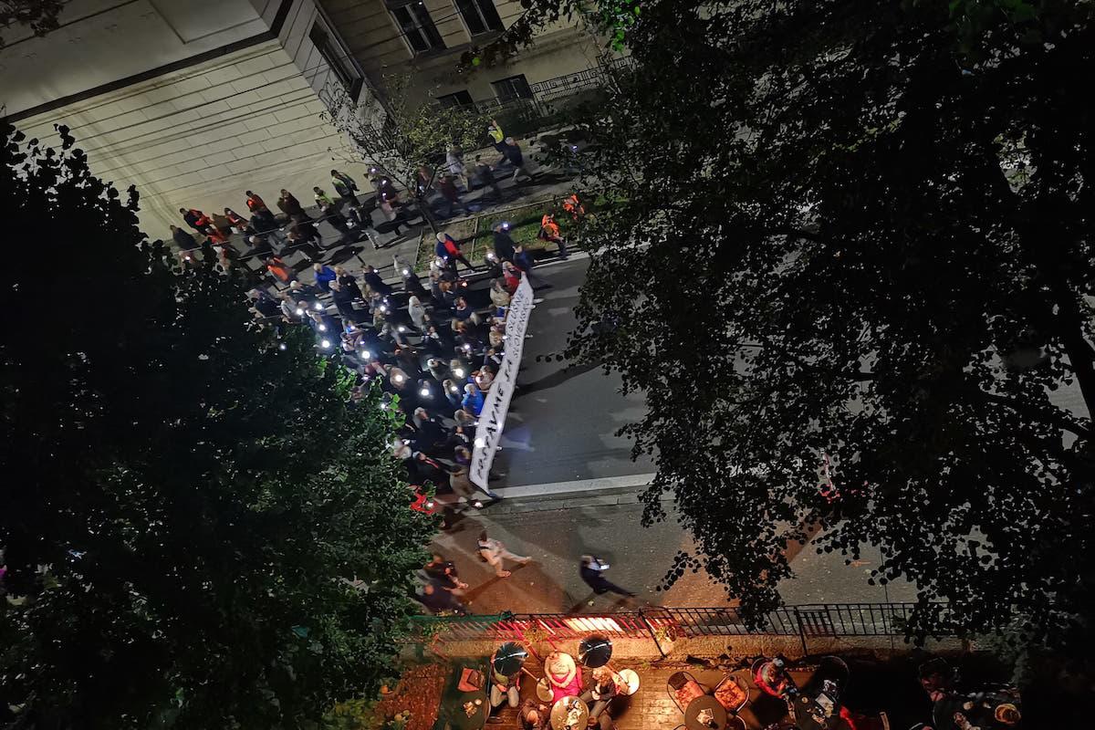 Pohľad z domu na ulici Palisády, kadiaľ pochodujú ľudia