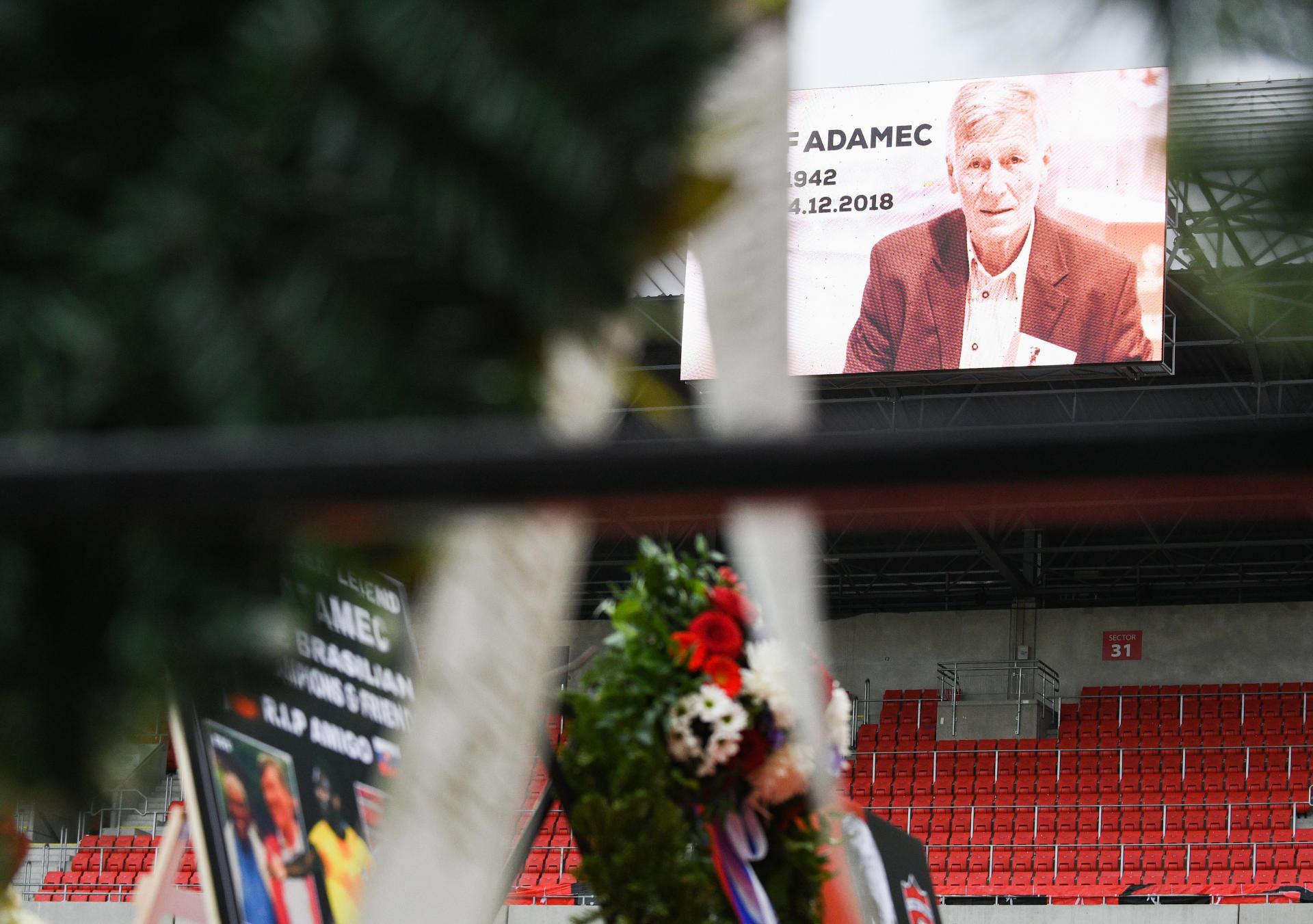 Portrét zosnulého nad tribúnou Štadióna Antona Malatinského počas poslednej rozlúčky s bývalým úspešným futbalovým reprezentantom Československa a neskôr trénerom Jozefom Adamcom, ktorý zomrel v pondelok 24. decembra vo veku 76 rokov. 