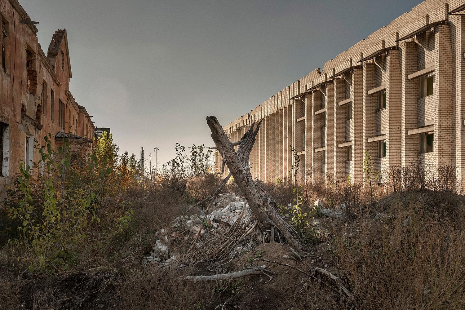 Ruiny niekdajšej psychiatrickej kliniky. Separatisti sa na začiatku kliniky zabarikádovali v budove nemocnice a odolávali odvetným útokom ukrajinskej armády. Po mohutnej ofenzíve sa podarilo separatistov z oblasti v okolí mesta Kramatorsk vyhnať.