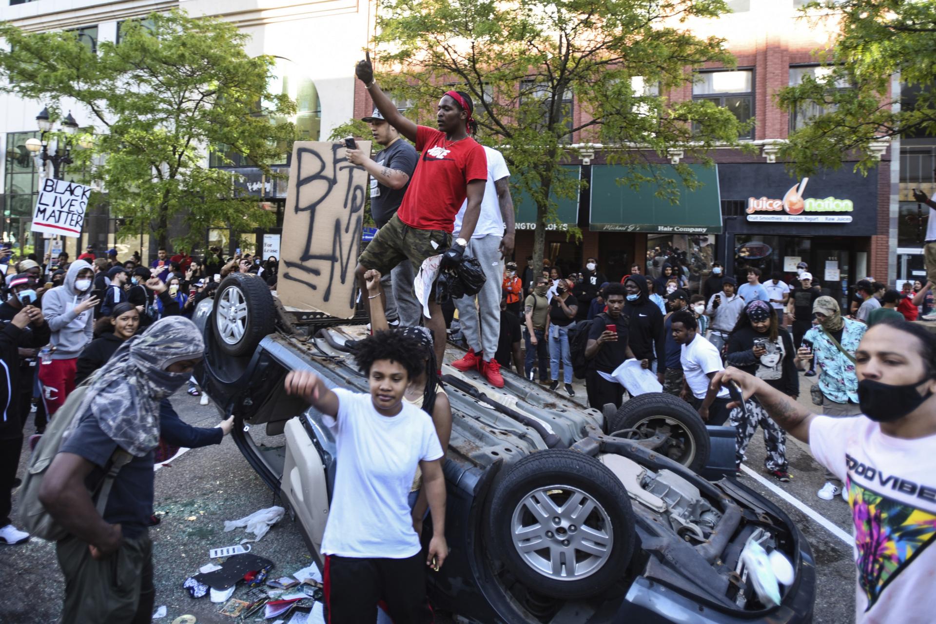 Nepokoje v Amerike neustupujú - naopak, trvajú už piaty deň a gradujú.