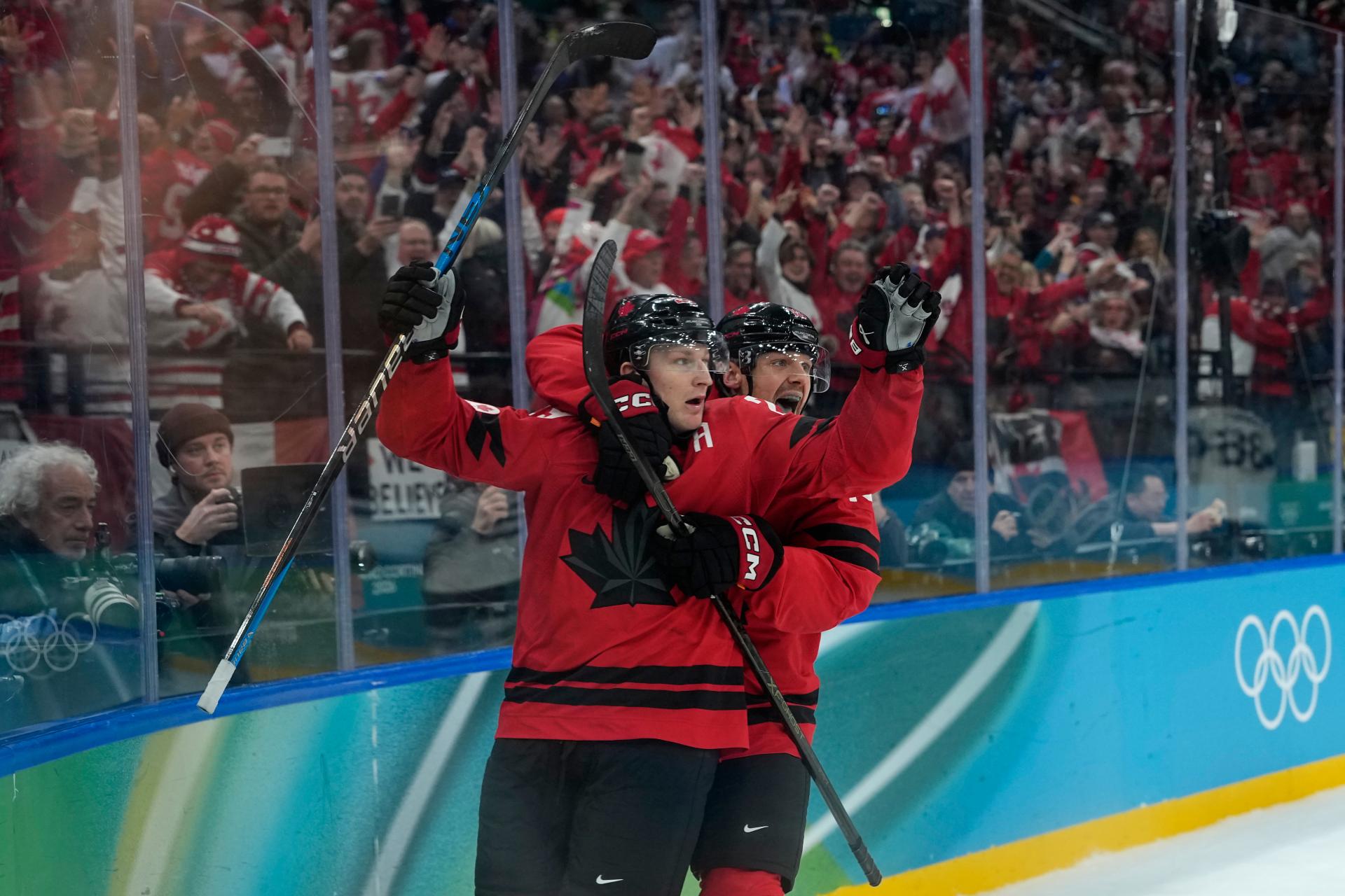 Nathan MacKinnon oslavuje so spoluhráčmi ďalší gól počas zápasu s Fínskom.