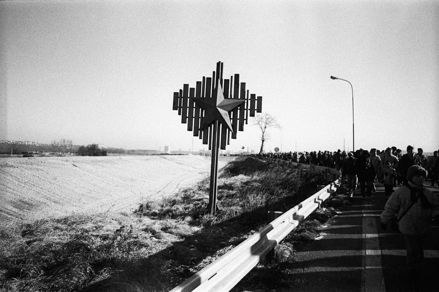 10. december 1989 Bratislava: Pochod Bratislava – Hainburg s názvom Ahoj Európa! Tisíce ľudí prešli pešo z Bratislavy do Rakúska. Symbolicky boli prestrihnuté ploty, ktoré oddeľovali komunistické Československo od Západu.