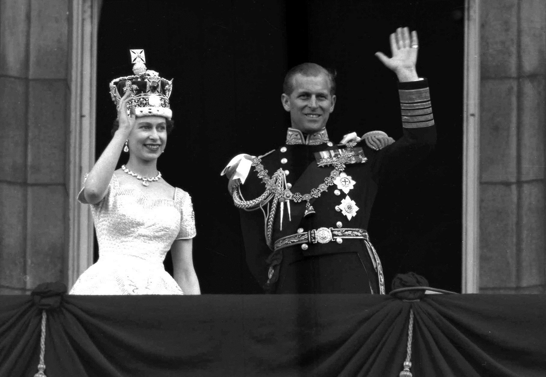 Britská kráľovná Alžbeta II. a princ Philip, vojvoda z Edinburghu, po jej korunovácii vo Westminsterskom opátstve v Londýne mávajú priaznivcom z balkóna Buckinghamského paláca, 2.6.1953