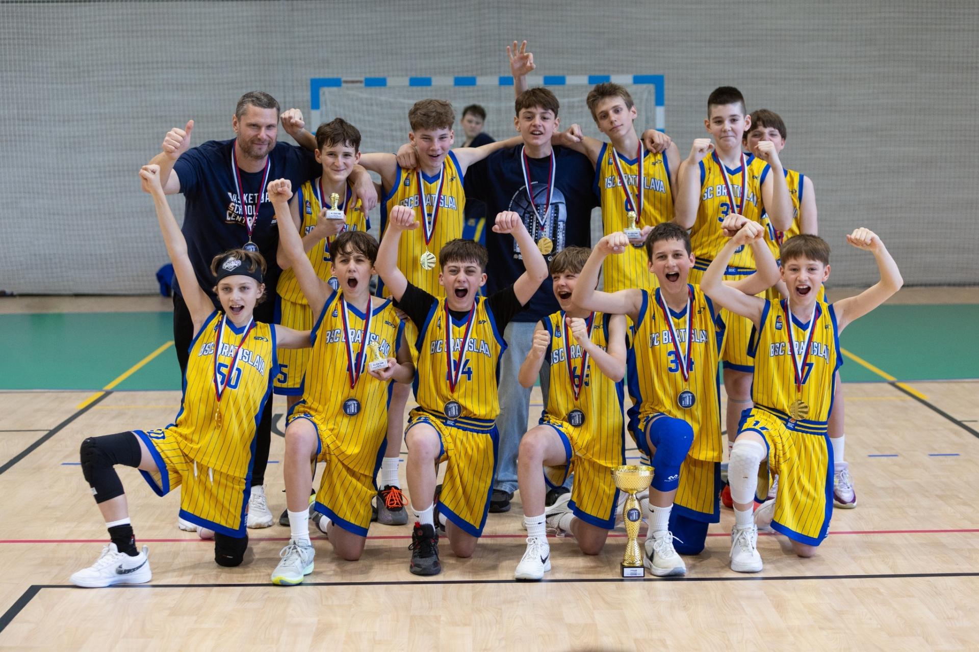 Basketbalisti zo Školského ŠK B.S.C. Bratislava.