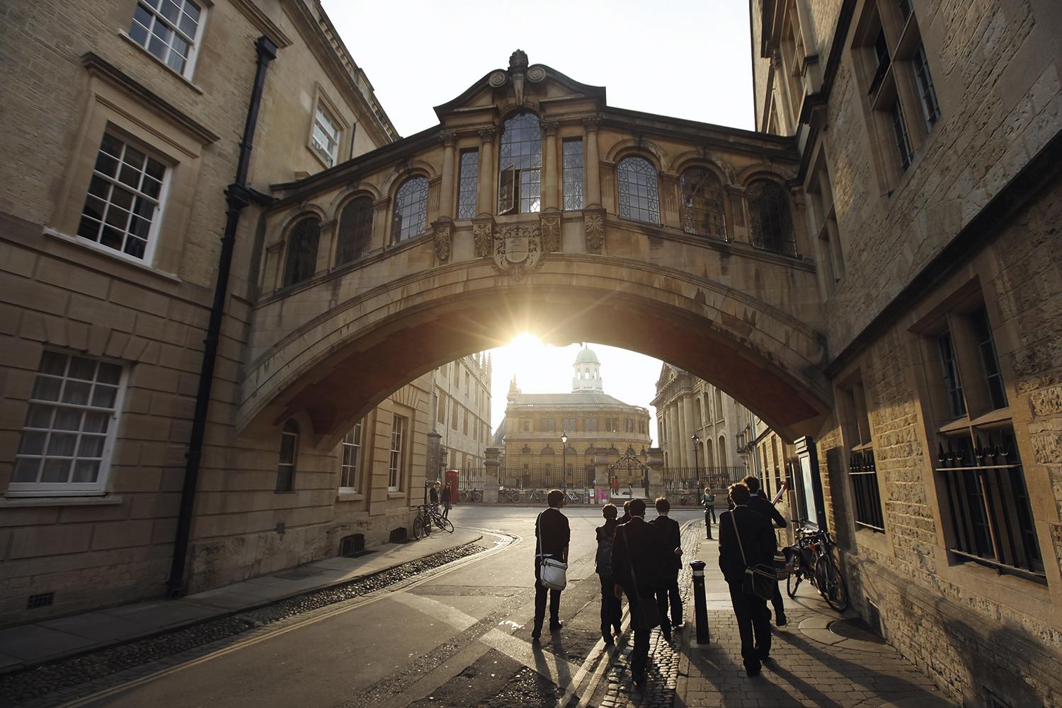 Študenti prechádzajú popod Bridge of Sighs (Most vzdychov) v centre Oxfordu.