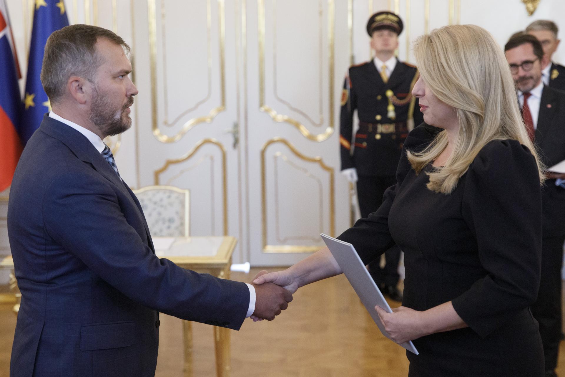 Novovymenovaný minister spravodlivosti SR Viliam Karas a prezidentka SR Zuzana Čaputová