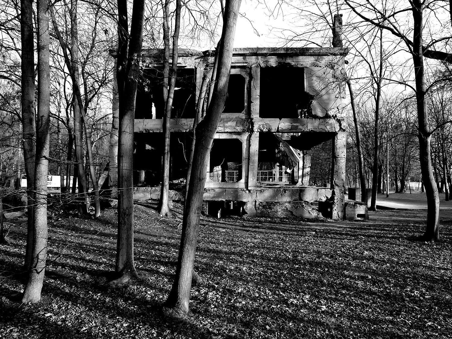 Westerplatte december 2018: Na dnešnom polostrove pri meste Gdansk sa nachádzajú zvyšky kasární a obytných blokov. V roku 1939 sa tu postavilo iba stoosemdesiatosem poľských vojakov proti ohromnej presile útočiacej nemeckej armády, ktorá bola v násobnej väčšine – 3 500 mužov – a bola aj lepšie vyzbrojená. Na poľskej strane napokon zahynulo okolo 15 vojakov, na nemeckej až 300. Po siedmich dňoch sa Nemcom podarilo Westerplatte konečne dobyť a žijúcich poľských vojakov zajať.