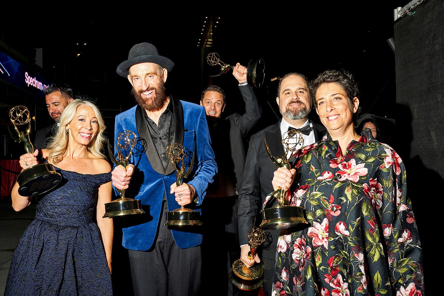 22. september 2019 Los Angeles: 71. ročník Emmy vyhral v kategórii najlepšia miniséria Černobyľ. Autor a iniciátor série Craig Mazin (vpravo) sa raduje spolu s producentkami Sanne Wohlenberg a Carolyn Strauss a režisérom Johanom Renckom.