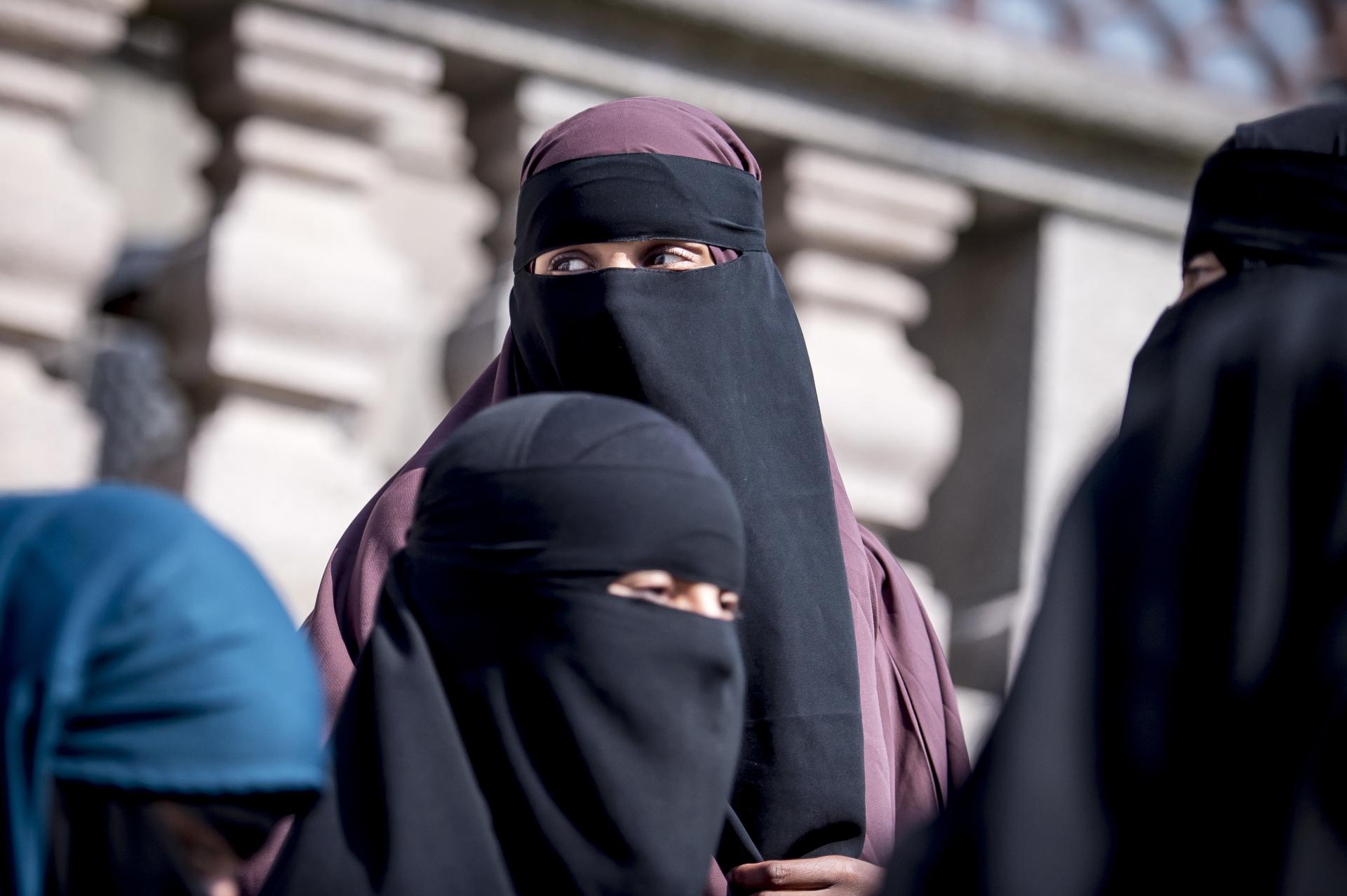 31. máj 2018 Kodaň, Dánsko: Ženy, ktoré nosia islamský závoj nikáb, protestujú pred dánskym parlamentom proti zákazu nosenia odevov zakrývajúcich tvár.
