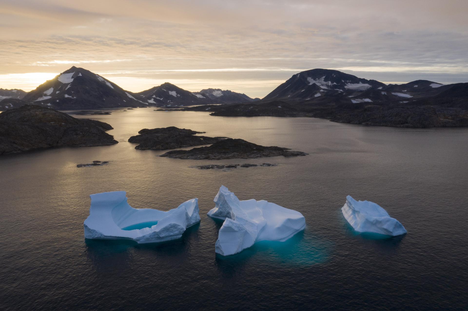 16. august 2019 Grónsko, Dánske kráľovstvo: Veľké kusy ľadovcov plávajú preč, zatiaľ čo nad Grónskom vychádza slnko. Vedci sa čoraz intenzívnejšie snažia pochopiť zrýchľujúce sa topenie ľadu.