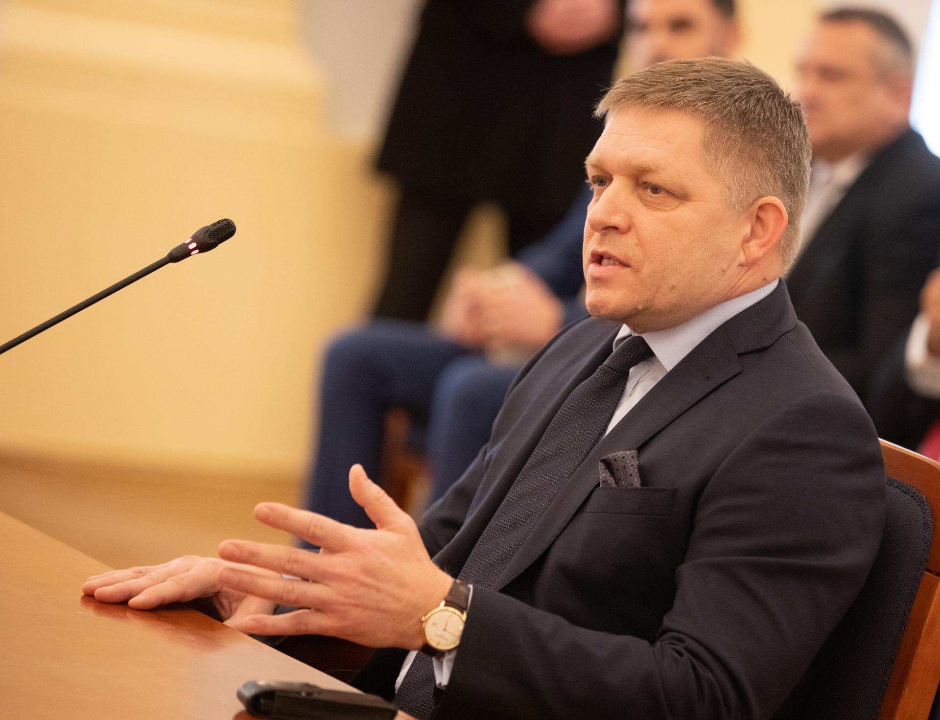 Robert Fico si na úvod z vypočúvania spravil vlastnú tlačovku.