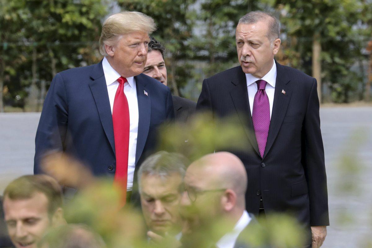 Brusel 11. júl 2018: Americký prezident Donald Trump sa zhovára s tureckým prezidentom Recepom Tayyipom Erdoganom pred otváracou ceremóniou summitu NATO.