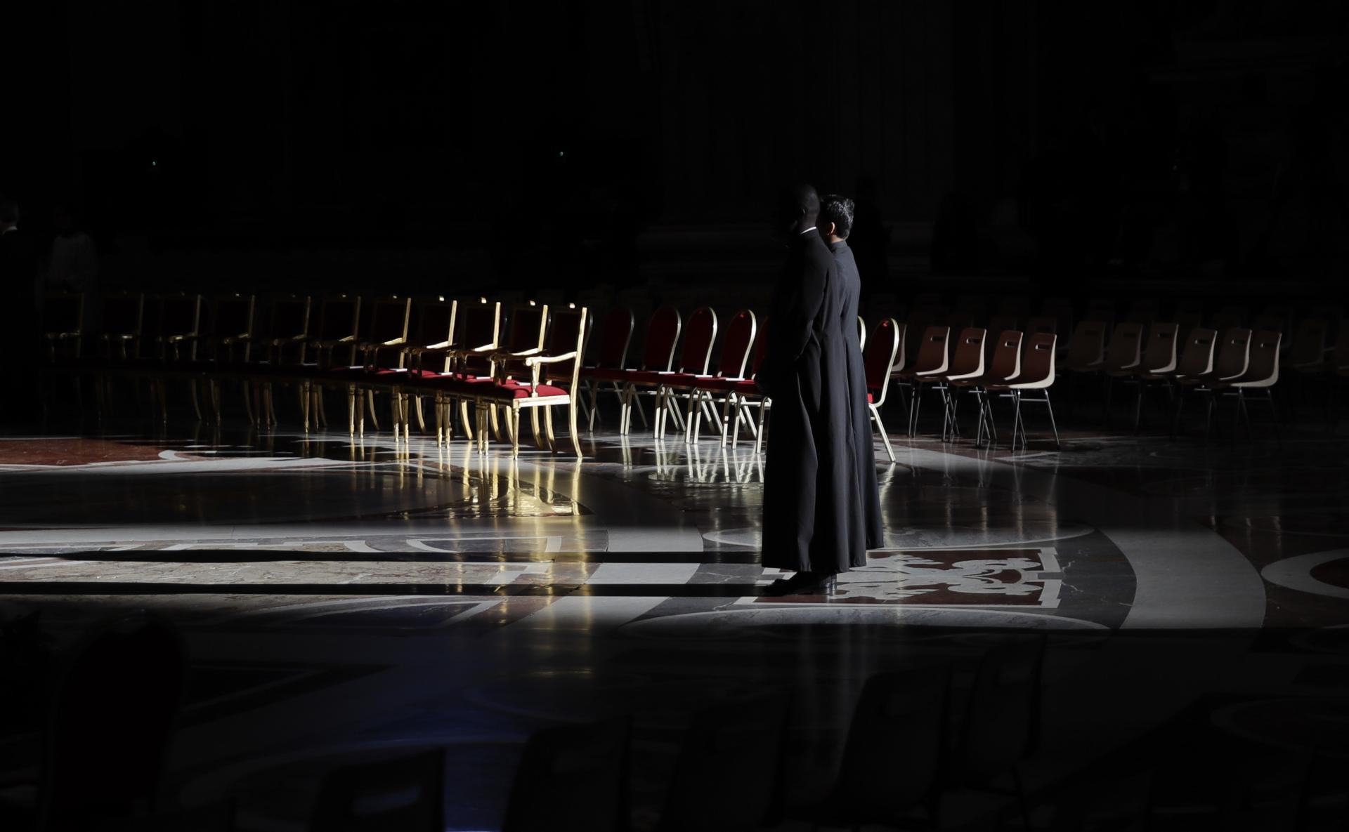 Dvaja kňazi rozjímajú v Bazilike sv. Petra.