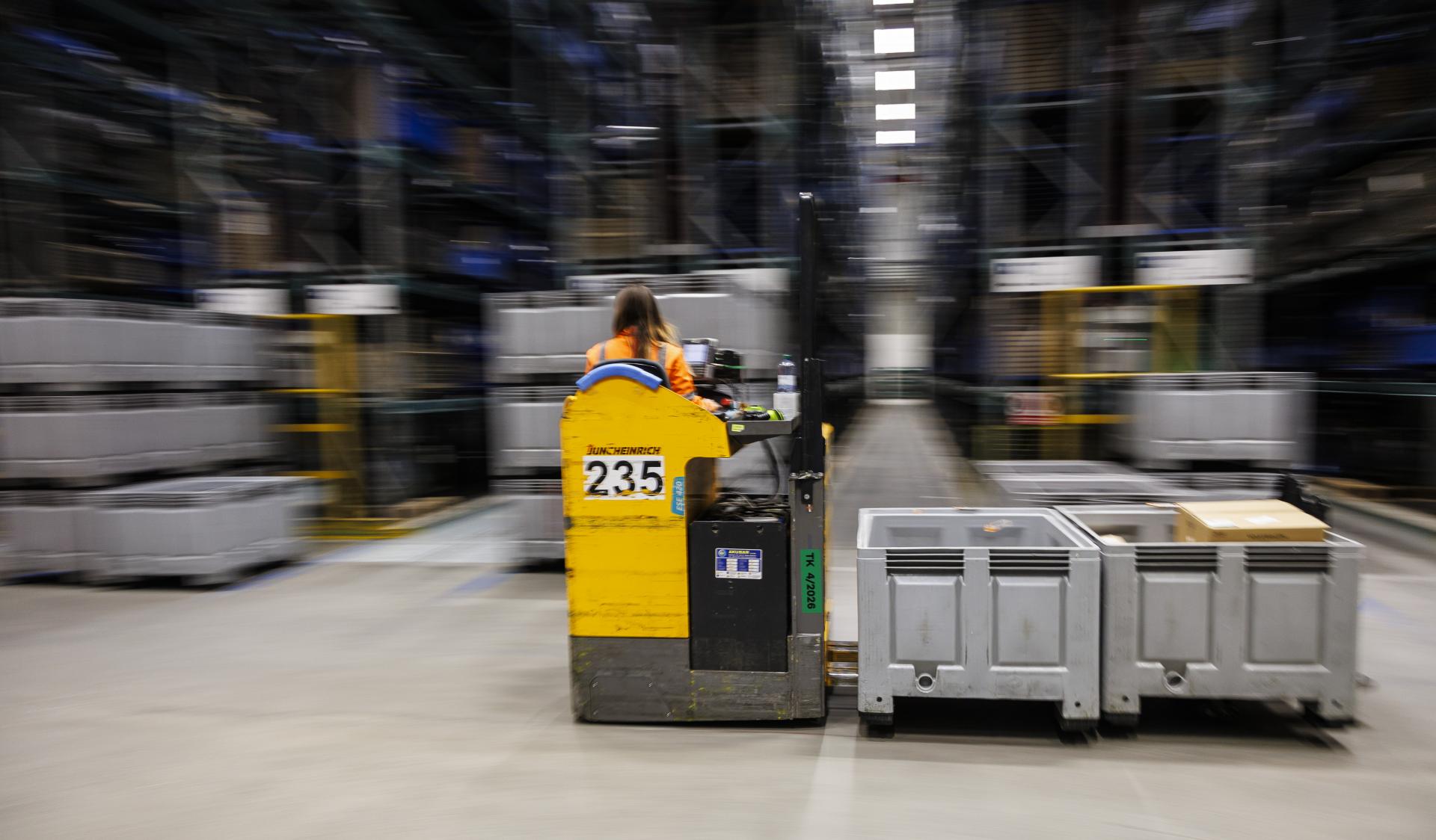 Skladový areál zaujme aj svojimi rozmermi – najvyššia skladová budova s regálmi meria 42 metrov a pojme až 40 000 paliet tovaru.