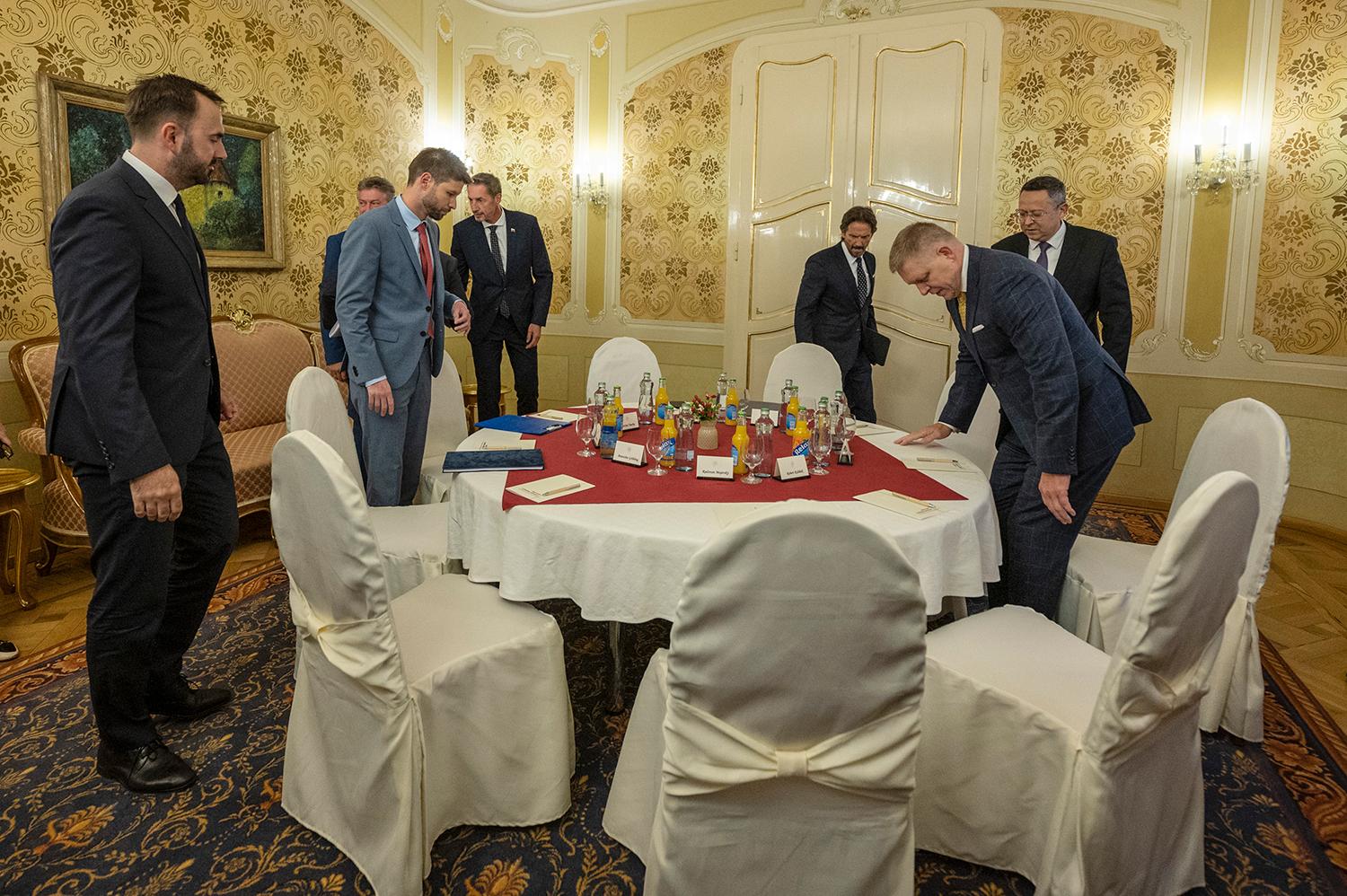 24. september 2024, Bratislava: Stretnutie lídrov opozičných strán s premiérom Robertom Ficom a ministrom financií Ladislavom Kamenickým, na ktorom debatovali ohľadom konsolidácie verejných financií.