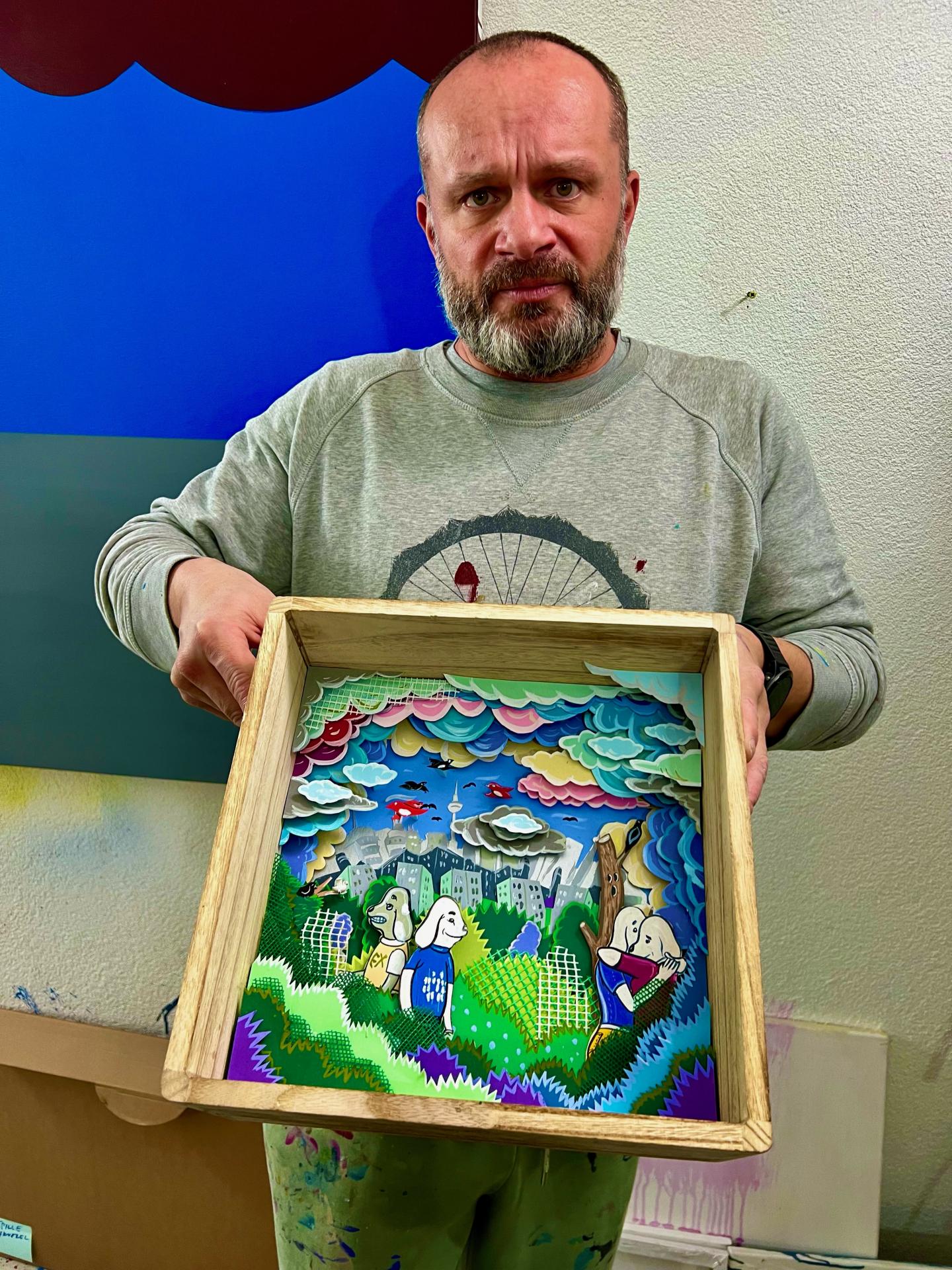 Erik Šille s diorámou, ktorá je predlohou obalu albumu