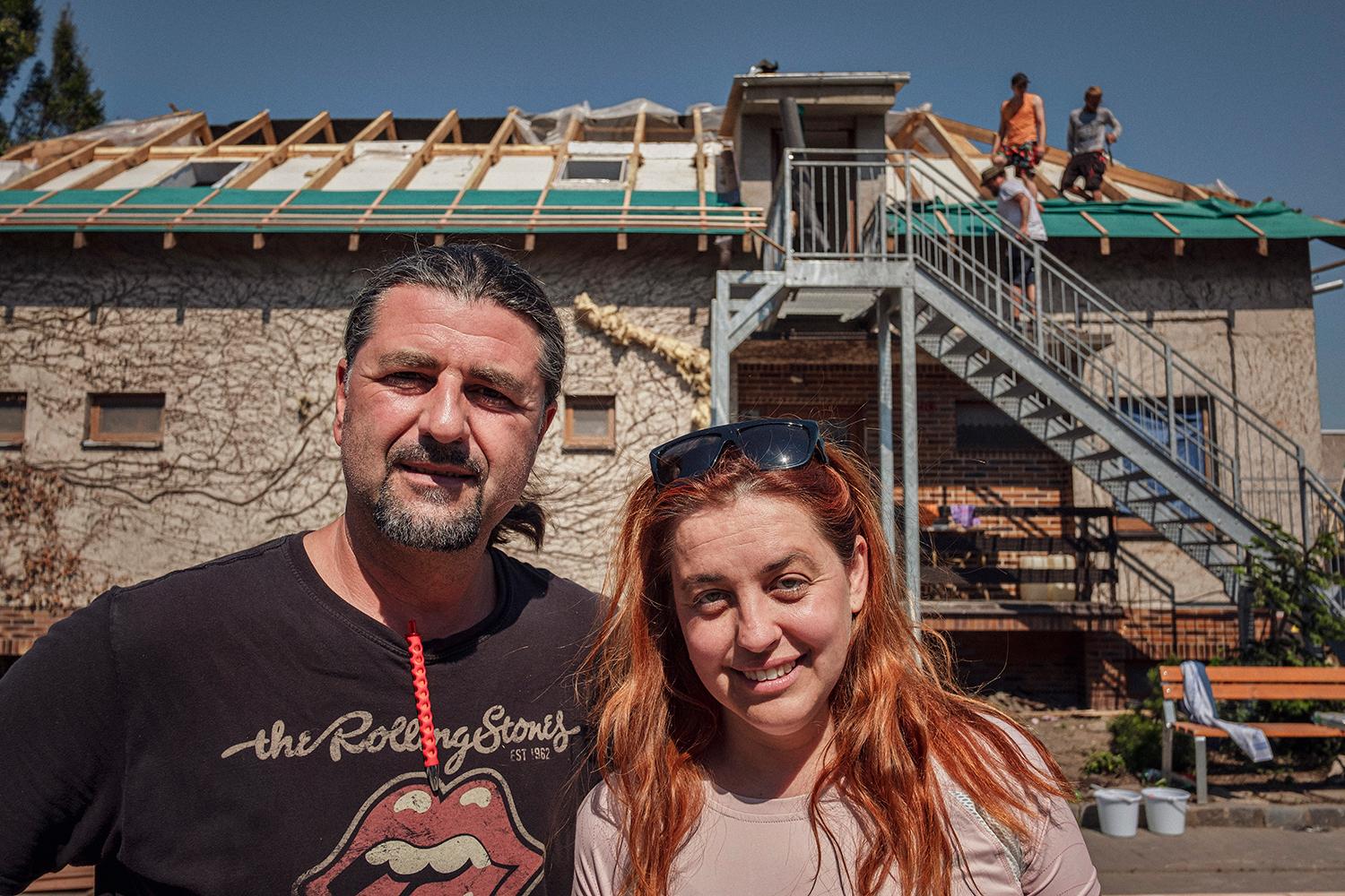 Napriek odviatej streche koordinuje Adéla Sládková s Ľubošom Maštalířom dobrovoľníkov v Moravskej Novej Vsi.