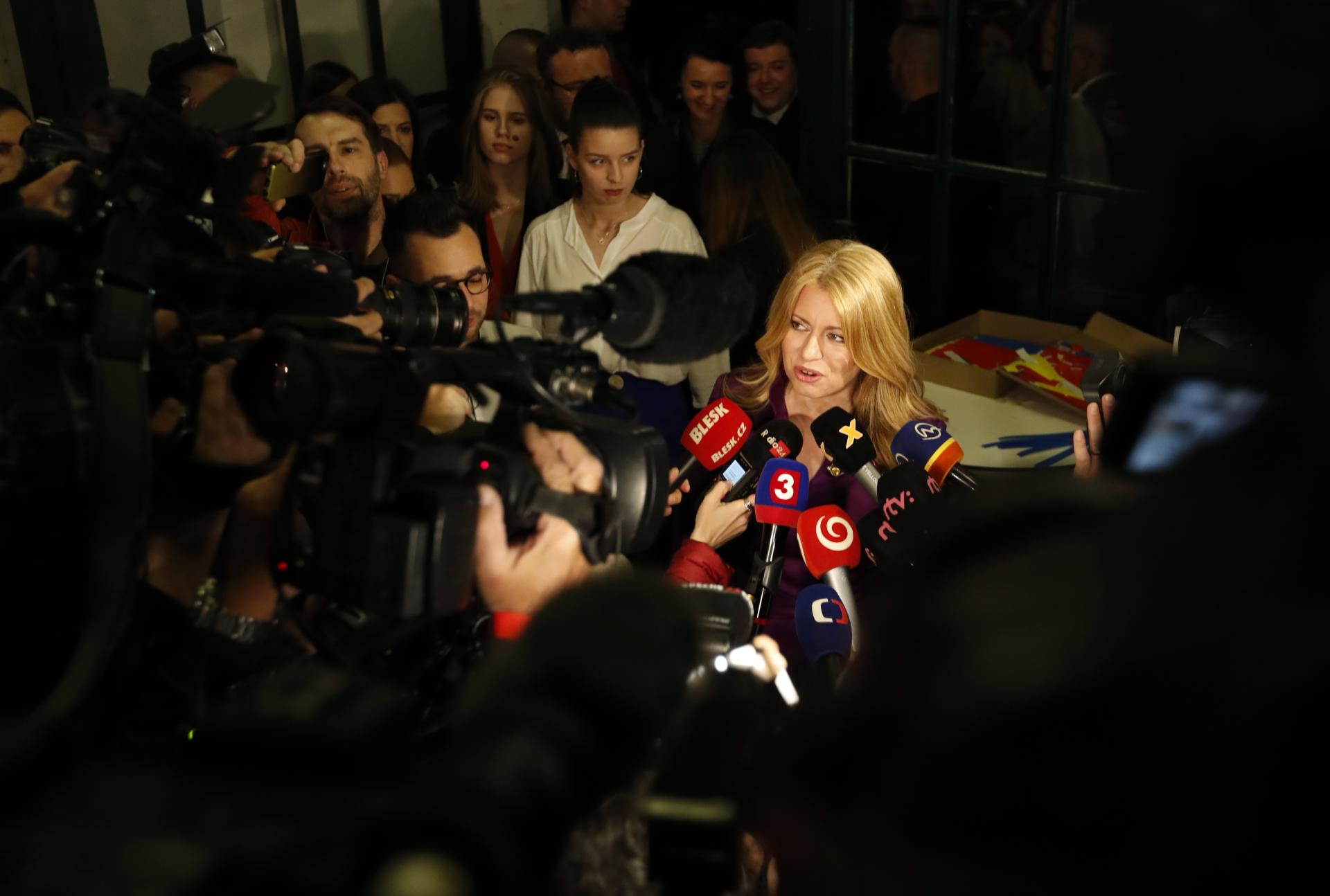 Kandidátka Zuzana Čaputová prichádza do svojej centrály v Starej tržnici.