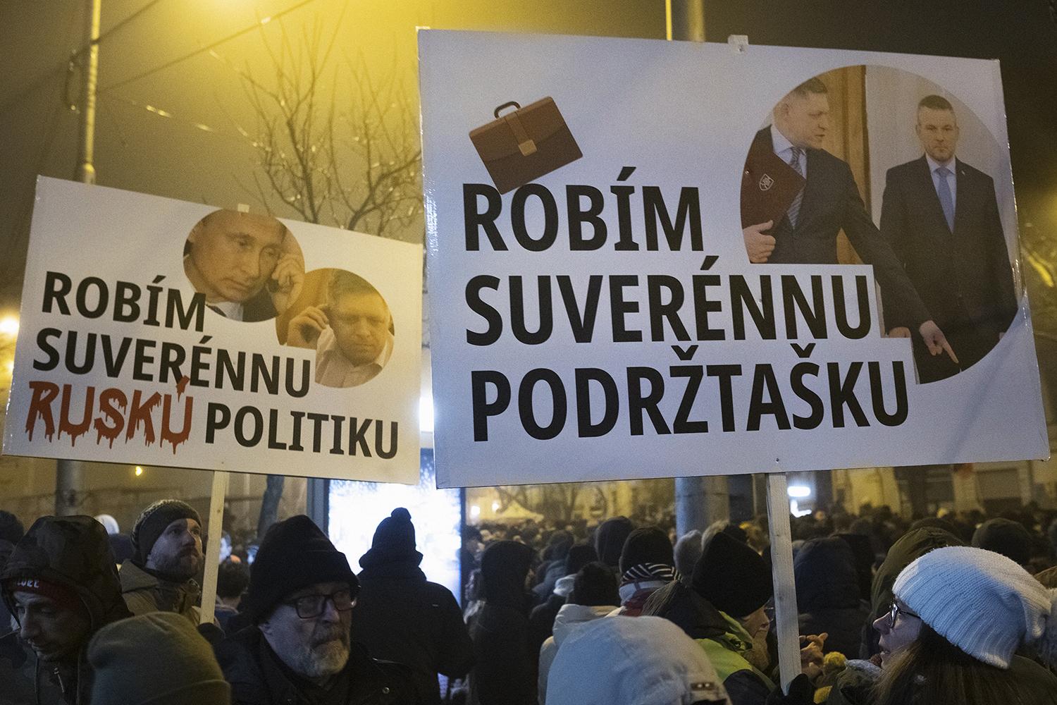 19. december 2023, Bratislava: Ľudia prišli na protest aj napriek tomu, že vonku bolo chladné počasie. Občianska spoločnosť sa snaží ochraňovať demokraciu, keďže vláda Roberta Fica ju jasne ohrozuje.