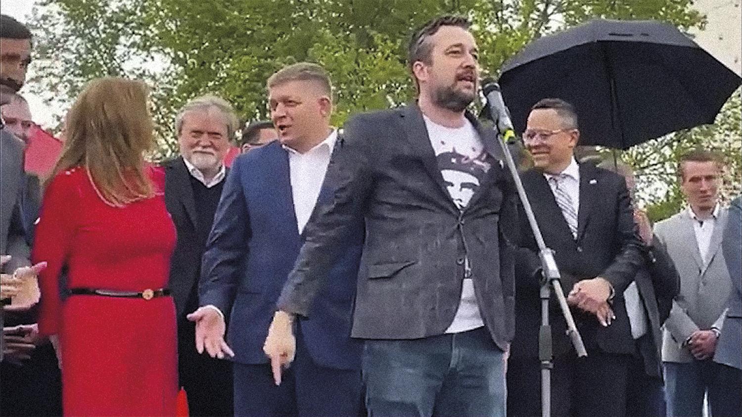 Ľuboš Blaha s tričkom Che Guevaru na videu z mítingu Smeru-SD 1. mája 2022 v Nitre.
