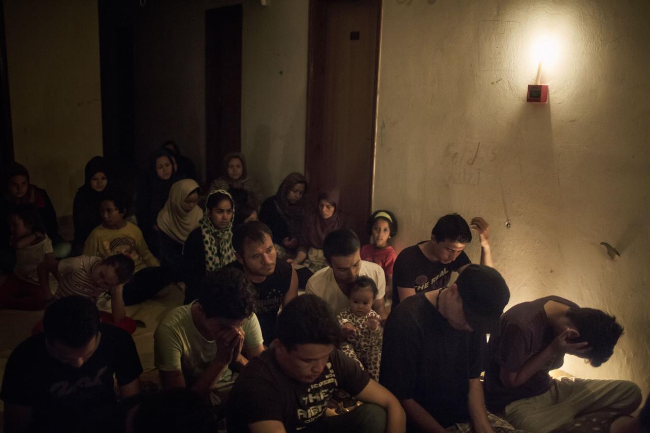 Skupina Chazarov z Afganistanu počas modlitby v hoteli Captain Elias na ostrove Kos. Foto: Alessandro Penso/ Lekári bez hraníc
