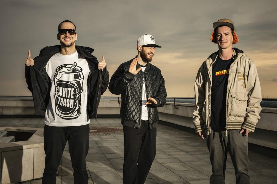 Strapo, Tono S a Hafner pred Národnou radou. Strapo tu v roku 2012 protestoval proti korupcii v kauze Gorila, Tono pred voľbami upozorňoval na vstup fašistov do parlamentu a Hafner na poslednom albume vynadal tým, ktorí tu „sprznili vykopávky starých Keltov“.