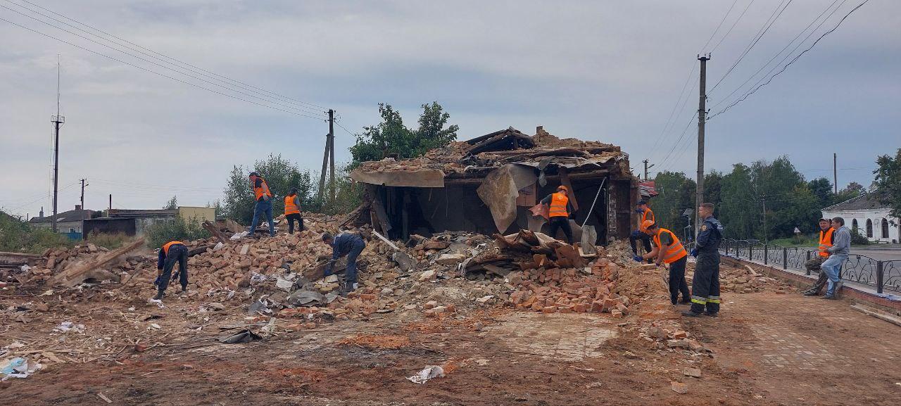 Boromlia. Okhtyrka, Sumy oblasť. Záchranári a dobrovoľníci triedia trosky zničených obchodov v centre obce