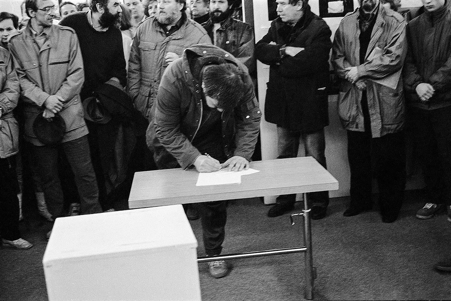 19. november 1989 Bratislava: Soňa Szomolányi, Imrich Vašečka, Rudo Sikora, Peter Zajac, podpisujúci Ľubo Longauer, Pavol Demeš, Miro Cipár.