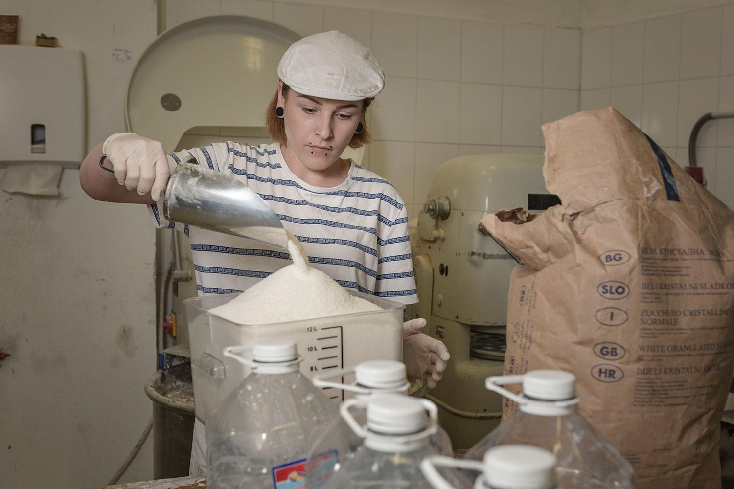 V Yeme sa chlieb pečie najmä z troch základných ingrediencií: múka, voda a soľ. Nijaké droždie. Základom kvalitného chleba sú kvalitné suroviny. A takisto čas, ktorý si príprava chleba vyžaduje.