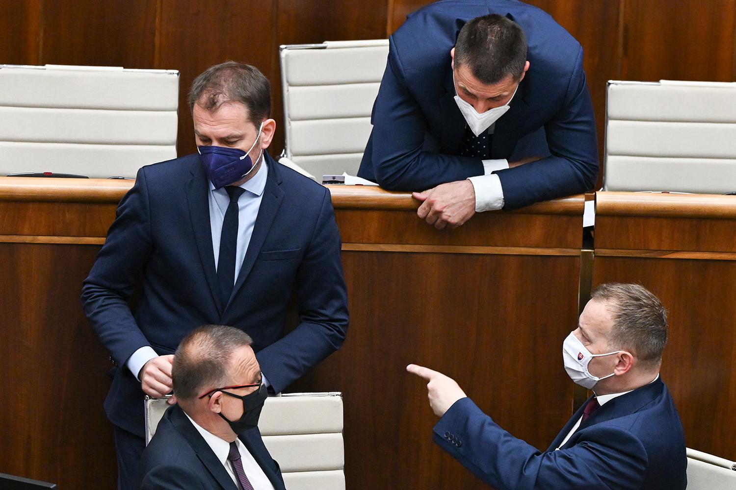 28. máj 2021 Bratislava: Podpredseda NR SR Milan Laurenčík, minister financií Igor Matovič, predseda finančného výboru Marián Viskupič a predseda NR SR Boris Kollár počas zasadnutia parlamentu, na ktorom schválili navýšenie rozpočtu.