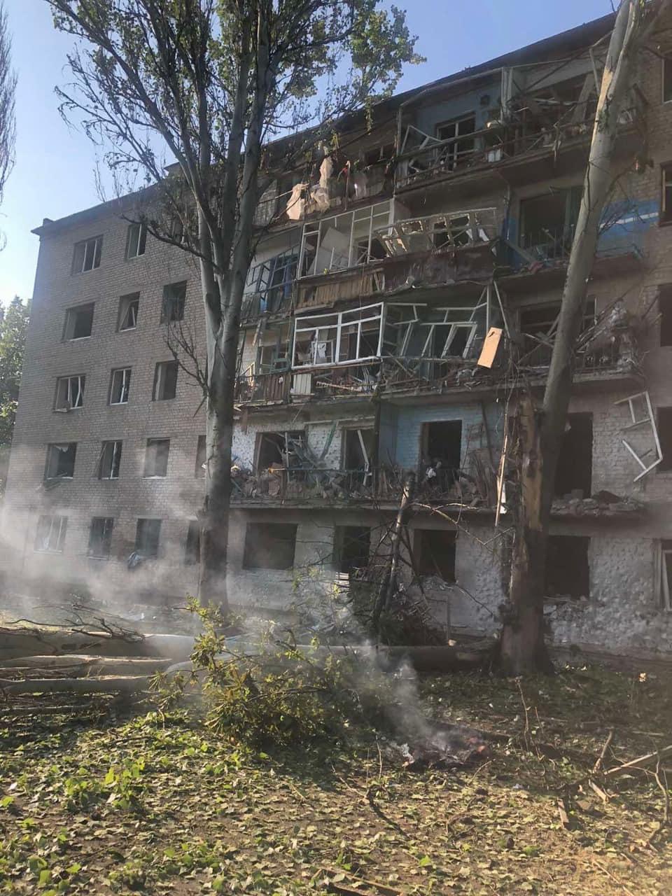 Bachmut, Donecká oblasť. 5 poschodový dom po ruskom ostreľovaní. 