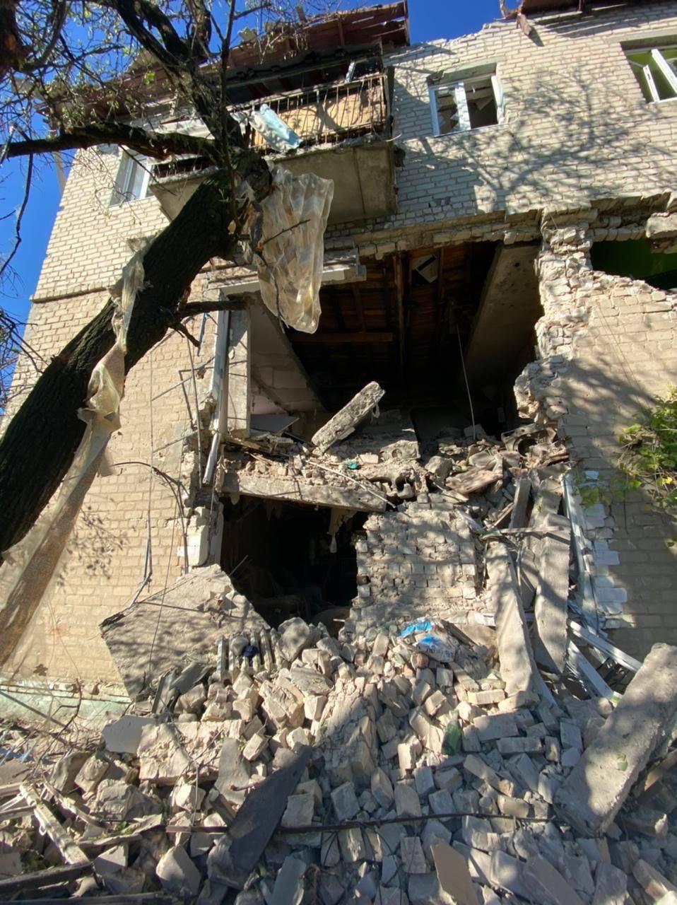 Kurdyumivka, prehľadávanie trosiek zničenej budovy.