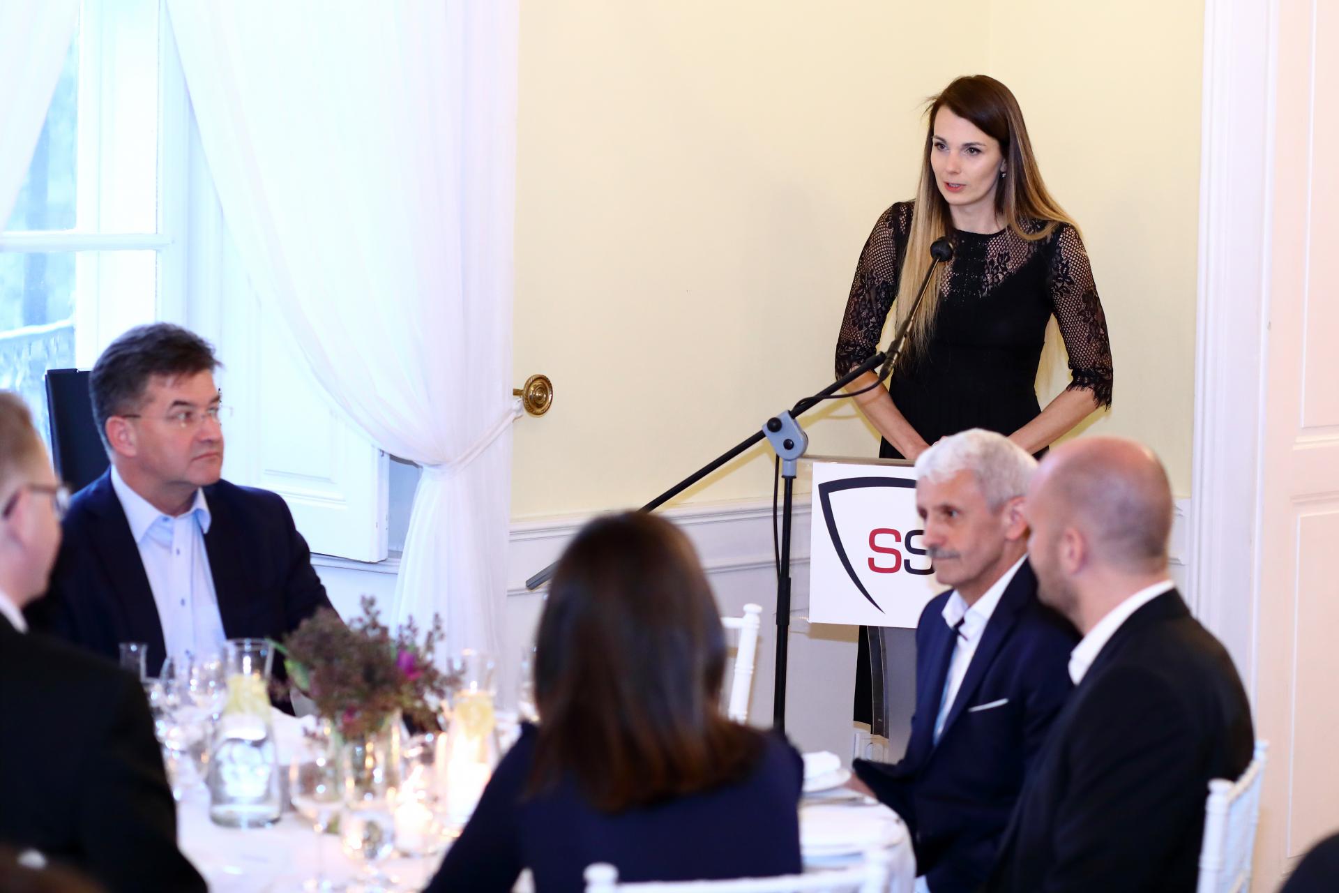 Analytička Monika Masariková reční počas konferencie s názvom Spoločne o bezpečnosti a obrane, ktorá je každoročným stretnutím slovenskej obrannej a bezpečnostnej komunity v Beladiciach.