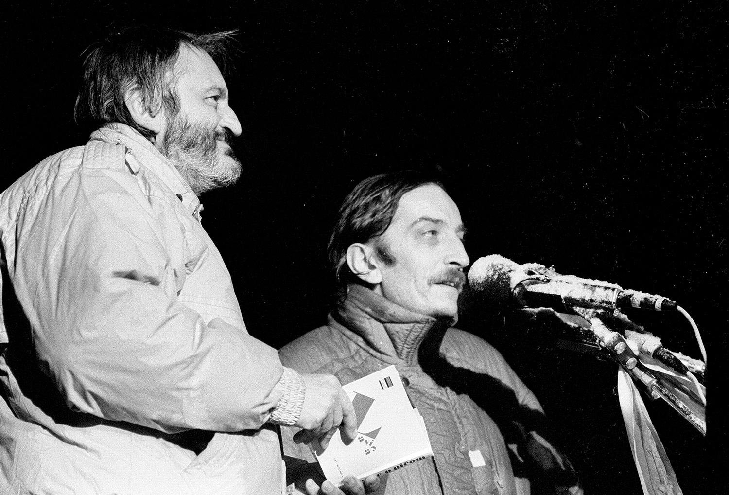 Milan Lasica a Jaro Filip na Námestí SNP v novembri 1989. Ich pesničky sa stali soundtrackom Nežnej revolúcie.
