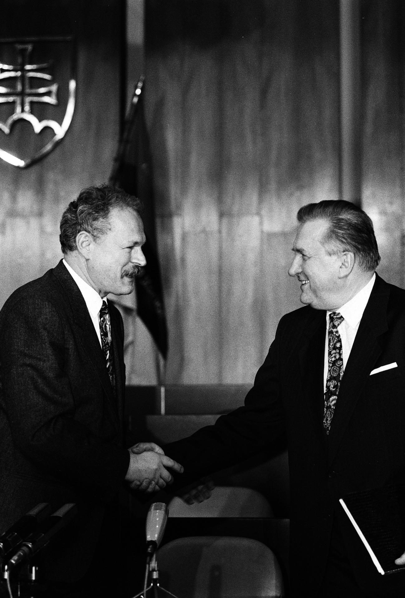 15. február 1993, Bratislava: Predseda Národnej rady Ivan Gašparovič blahoželá Michalovi Kováčovi, ktorého práve zvolili poslanci za prvého prezidenta samostatnej Slovenskej republiky.