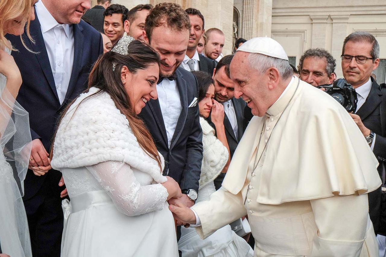 26. november 2014, Námestie sv. Petra, Vatikán: Pápež František žehná tehotnej neveste.